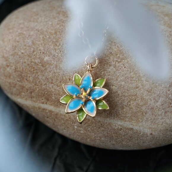 Cute blue flower necklace - Picture 2 of 3